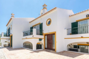 Cozy & Luxurious Getaway - 3 Decks Oceanview & Pool - Casa Attfield